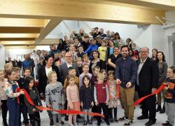 L’inauguration officielle s’est déroulée en présence de membres de l’équipe-école, d’élèves du service de garde en milieu scolaire, de parents, de représentantes et représentants du conseil d’établissement et du Centre de services scolaire de Kamouraska–Rivière-du-Loup ainsi que de plusieurs dignitaires. Crédit : Centre de services scolaire de Kamouraska–Rivière-du-Loup