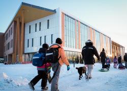 L'école Vauquelin est le tout premier bâtiment scolaire de trois étages au Canada à être construit avec une structure de bois. Crédit : MADOC Studio