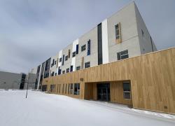 En chantier depuis le printemps 2024, une nouvelle école primaire à Brossard sera un véritable terrain d’expérimentation pour la recherche universitaire, au travers d’un partenariat avec l’Université du Québec à Montréal (UQAM). Crédit : CSS Marie-Victorin