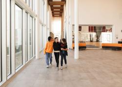 Durabilité et confort des usagers cohabitent dans cette école primaire située à Saint-Hyacinthe. Crédit : Centre de services scolaire de Saint-Hyacinthe