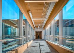 Dotée d’une structure en bois, la nouvelle aile de l’école primaire Pie-X, située à Victoriaville, a récemment été inaugurée. Crédit : Phénix photographie