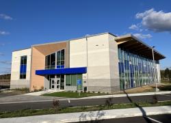 Le Centre de services scolaire des Chênes a inauguré, le 24 novembre, une nouvelle école conçue selon une approche de bâtiment solaire passif. Crédit : CSS des Chênes