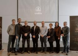 Étaient présents à la conférence de presse sur le futur écoquartier de Métis-sur-Mer : Alexander Reford (Les amis des jardins de Métis); Jérôme Lévesque-Boucher pour Kristina Michaud (députée fédérale d’Avignon-La Mitis-Matane-Matapédia); Pascal Bérubé (Parti québécois et député de Matane-Matapédia); Philippe Dufort (PDG CMētis); Patrick Dallain (SEREX); Danielle Dufresne (CDRQ); Claude Masse Dufort (CMētis) et Jean-Pierre Pelletier (maire de Métis-sur-Mer). Crédit : Myriam Mercier-Paquette