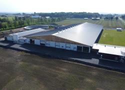 La Ferme Berni est le premier bâtiment de ferme laitière de grande dimension construit en bois massif du Québec. Photo : Ministère des Ressources naturelles et des Forêts