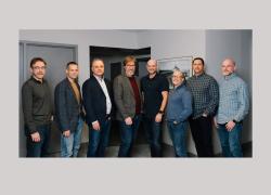 De gauche à droite : Andrew Small de CORE Engineering, Trevor Blackler de CORE Engineering, Dominic Latour de BPA, Patrick St-Onge de BPA, Greg Tucker de CORE Engineering, Mike Myatt de BPA, Jason Crawley de CORE Engineering et Dave Ennis  de CORE Engineering. Crédit : BPA