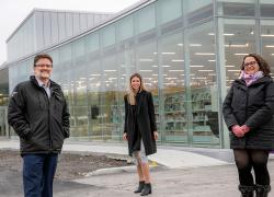 De gauche à droite : Maxime Pedneaud-Jobin, maire de Gatineau; Maude Marquis-Bissonnette, conseillère municipale du district du Plateau; et Isabelle N. Miron, présidente de la Commission des arts, de la culture, des lettres et du patrimoine. Crédits : Ville de Gatineau