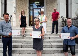 Sur la photo, de gauche à droite, en avant : Jean-Olivier Grégoire-Fillion du centre culturel France-Arbour, Dianne Brunelle de la bibliothèque Paul-O.-Trépanier, Sylvain Dupont du centre communautaire Saint-Benoît ; en arrière : Gabrielle Robert de la Division environnement, Catherine Baudin conseillère municipale, Serge Drolet de la Division environnement. Crédits : Ville de Granby