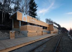 La Gare Grande-Pointe, un abri extérieur en bois conçu par STGM. Photo : Stéphane Groleau