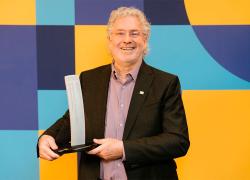 Guy Paquin a reçu le prix d’excellence professionnelle de l’organisme Building Transformations.  Crédit : Building Transformations/Liam Dousti