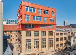 Réalisé par la firme d’architecture suisse baubüro in situ et ses partenaires, le projet d’agrandissement de l’immeuble K.118 a remporté le Global Holcim Awards 2020-2021. Les trois nouveaux étages ont été entièrement construits avec des matériaux récupérés de sites de démolition. Crédit : Fondation Holcim
