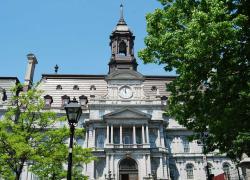 Les travaux de rénovation réalisés à de l’hôtel de ville de Montréal ont permis de mettre en valeur ses atouts patrimoniaux tout en offrant des espaces plus accessibles et écoénergétiques.