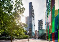 La communauté verticale Humaniti, au cœur du Quartier international de Montréal, a remporté un WAN Award Argent dans la catégorie Immeuble à usage mixte. Photo : Lemay / Adrien Williams