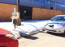 Une borne de recharge solaire pour véhicules électriques au Cégep Limoilou