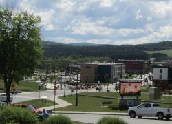 La Ville de Lac-Mégantic poursuit la reconstruction de son centre‑ville selon les principes du développement durable.  Crédit : Richard Coté, Wikicommons (CC BY-SA 4.0)