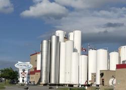 Image extérieure de l'usine située à Victoriaville. Crédit : SOFIAC