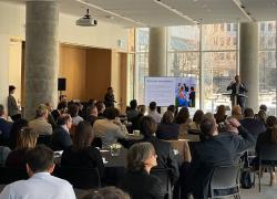 Après plusieurs mois de travail, le livre blanc en immobilier durable a été dévoilé le 9 avril à l’édifice Hélène-Desmarais du HEC Montréal, au centre-ville de Montréal. Crédit : Décarbone+