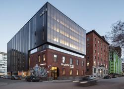 Avec sa certification LEED Or, le vieux bâtiment industriel innove sur plusieurs aspects quant à sa durabilité. Crédit : Adrien Williams 