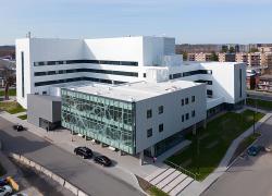 Le bâtiment de l’Hôpital régional de Saint-Jérôme, situé dans les Laurentides, a récemment été certifié LEED Or. Crédit : 32 degrés