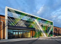 LEMAYMICHAUD a notamment laissé son empreinte sur l’architecture et le design d’intérieur du magasin Simons des Galeries de la Capitale, un projet logeant à l’adresse du développement durable. Photo : Stéphane Groleau