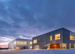 Local 144 : le premier bâtiment industriel LEED v4 Platine au Canada. Crédit : Claude Dagenais