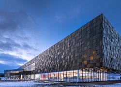 Efficacité énergétique et biophilie caractérisent le centre de distribution et les bureaux adjacents de la Maison Simons, lauréats d’un Architecture MasterPrize dans la catégorie Bâtiments industriels. Photo : Stephan Poulin