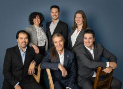 Debout à l’arrière : Rime Mansour, ing., Mathieu Lacharité, ing., Lianne Cockerton, ing.; à l’avant : Rodrigo Cerqueira, ing., Martin Roy, ing. et président-fondateur, Alexandre Cadieux, techn. Photo : MRA
