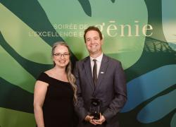 Maxime Boisclair, récipiendaire du prix Honoris Genius Développement durable, aux côtés de la présidente de l’Ordre des ingénieurs du Québec, Sophie Larivière-Mantha, ing., MBA. Photo : Arianne Nantel Gagnon