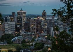 La population et les acteurs du secteur immobilier sont invités à participer à une consultation publique sur la feuille de route "Vers des bâtiments montréalais zéro émission dès 2040". Crédit : Daniel Baylis, Unsplash