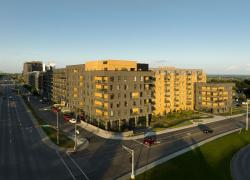 Le complexe de 465 unités d’habitation locatives, situé sur le boulevard Laurier à Québec, a obtenu la certification WELL Argent le 16 septembre dernier. Crédit : Stéphane Groleau