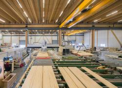 Vue sur les installations de fabrication de bois d’ingénierie de Chantiers Chibougamau. Photo : Stéphane Groleau