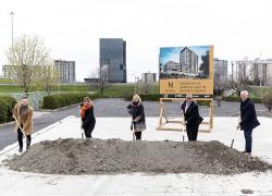 La symbolique levée d’une première pelletée de terre marquant le démarrage du projet NOVIA réunissait, de gauche à droite : Louis Morissette, président du Groupe KO; Annie Lemieux, présidente de LSR GesDev; Sylvie Parent, mairesse de Longueuil; et Normand Bélanger, président-directeur général du Fonds immobilier de solidarité FTQ. Crédit : Fonds immobilier de solidarité FTQ