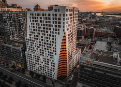 Le bâtiment d'usage mixte, d’une hauteur de 26 étages et comptant 435 unités d’habitation, a reçu la certification en février. Crédit :  Lemay – Photo : HiDRONE