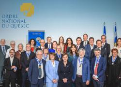 Le 17 juin dernier, une vingtaine de personnalités québécoises se sont vu remettre une insigne de l’Ordre national du Québec par la première ministre Christine Fréchette. Crédit: Simon Clark
