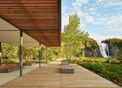 Le projet Expérience Chute du Parc de la Chute-Montmorency a remporté un Prix d'honneur aux Wood Design & Building Awards 2021-2022.  Crédit : Maxime Brouillet