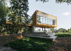 Le pavillon d’accueil du parcours Gouin, premier bâtiment municipal Net Zéro à Montréal. BBBL Architectes. Crédit : David Boyer