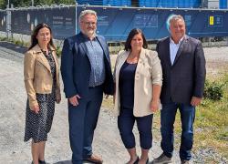 De gauche à droite : Marie-Eve Sylvestre, cheffe – relations avec le milieu, Estrie et Montérégie chez Hydro-Québec, Vincent Aimez, vice-recteur à la valorisation et aux partenariats, responsable du développement durable chez l'UdeS, Julie Morin, mairesse de la Ville de Lac-Mégantic et François Jacques, député de Mégantic à l'Assemblée nationale du Québec. Crédit : UdeS