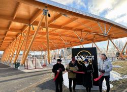 La Municipalité de Saint-Apollinaire a inauguré sa nouvelle patinoire en présence du député de Lévis-Lotbinière Jacques Gourde, du maire Jonathan Moreau, de la députée de Lotbinière-Frontenac Isabelle Lecours ainsi que de Philippe Boucher, natif de Saint-Apollinaire et ancien joueur de hockey professionnel. Crédit : ABCP architecture