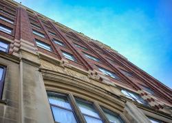 Dans son document Requalifier le patrimoine: de l’urgence à l’opportunité, Héritage Montréal identifie les défis et les conditions favorables à la transformation de bâtiments existants.