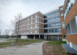 Le pavillon A5 de l'Université de Sherbrooke sera démoli et reconstruit en accord avec la stratégie de carboneutralité de l’université. Crédit : Michel Caron - UdeS