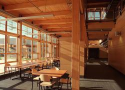 Le Conseil du bâtiment durable du Canada publie un livre blanc intitulé "Le carbone intrinsèque : un bilan pour les bâtiments au Canada". Image : le pavillon Gene H. Kruger de l'Université Laval.