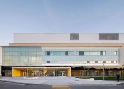 Le Pavillon Enfant Soleil du CHUS – Hôpital Fleurimont, à Sherbrooke, qui abrite plusieurs unités de soins et la nouvelle urgence, a ouvert ses portes le 22 février dernier. Crédit : Adrien Williams