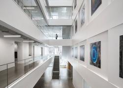 Situé sur la rue William, dans Griffintown, le pavillon F de l’École de technologie supérieure (ÉTS) a accueilli sa toute première cohorte d’étudiants à l’automne 2025. Crédit : Stéphane Brügger 