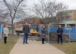 La cérémonie de mise en chantier du projet réunissait, de gauche à droite : Caroline Gaigeard, directrice de l’école; Jean-François Roberge, ministre de l’Éducation et député de Chambly; Alexandra Labbé, mairesse de Chambly; et Luc Lapointe, directeur général du CSSP. Photo : CSSP