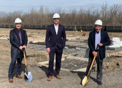 Jean-François Roberge, député de Chambly et ministre de l’Éducation, accompagné de Patrick Marquès, maire de Carignan et Luc Lapointe, directeur général du CSSP, ont inauguré le début des travaux. Crédit :  CSSP