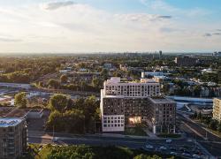 Le projet résidentiel, situé à l’angle des boulevards Henri-Bourassa Ouest et Marcel-Laurin, dans l’arrondissement de Saint-Laurent, vise à obtenir les certifications LEED Or et BCZ. Crédit : Sid Lee Architecture
