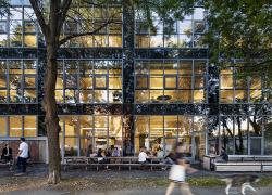 Le Phénix, siège social de Lemay à Montréal, un immeuble de bureaux certifié BCZ – Performance. Photo : Adrien Williams