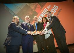 Philippe Couillard, accompagné du ministre de l'Énergie et des Ressources nature