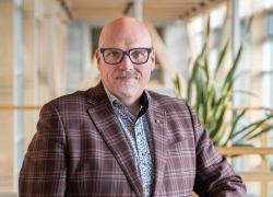 Pierre Blanchet, titulaire de la nouvelle chaire de recherche du Canada en bâtiments durables. Photo : Université Laval