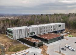 Le nouveau Quartier général du Service de police intermunicipal de Terrebonne, Sainte-Anne-des-Plaines et Bois-des-Filion a été conçu dans une perspective durable. Photo : Ville de Terrebonne
