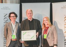 Ron Rayside, lauréat, accompagné de David Paradis, membre du jury, et de Renée Genest, directrice générale d’Action patrimoine. Photo : Action patrimoine